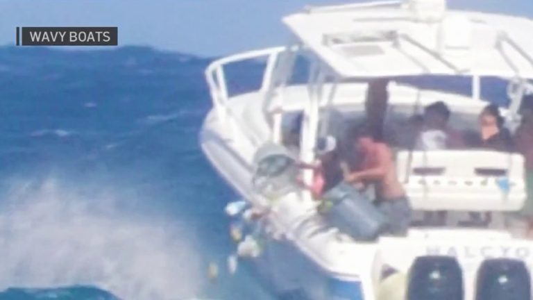 Dos jóvenes enfrentan cargos graves por arrojar basura al mar