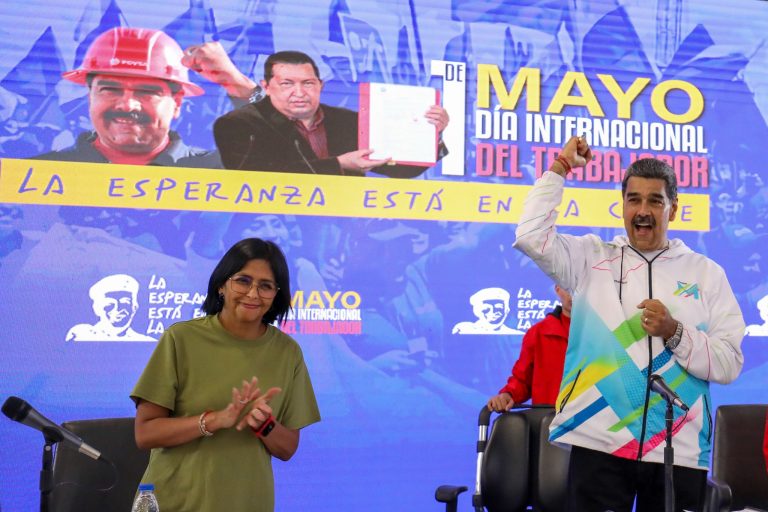 Maduro sube a 130 dólares las “bonificaciones” de trabajadores