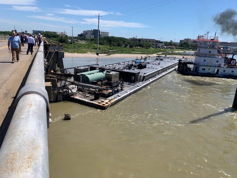 Barcaza chocó un puente en Texas ocasionando derrame de petróleo