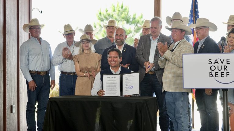 DeSantis firmó ley que prohíbe la venta de carne cultivada en laboratorio