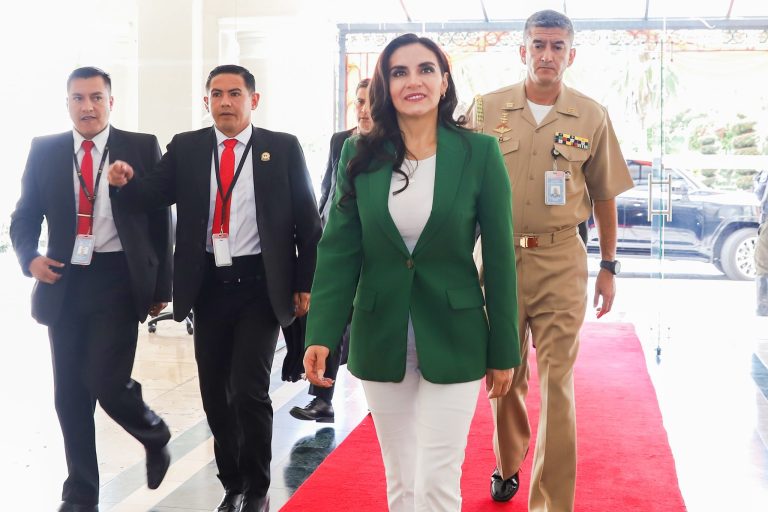 Vicepresidenta de Ecuador denunció que pretenden destituirla