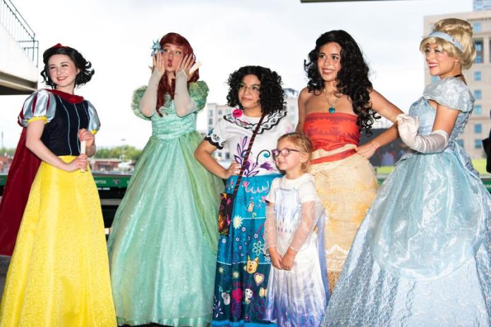 Charlotte Knights invita a una fiesta de té con princesas