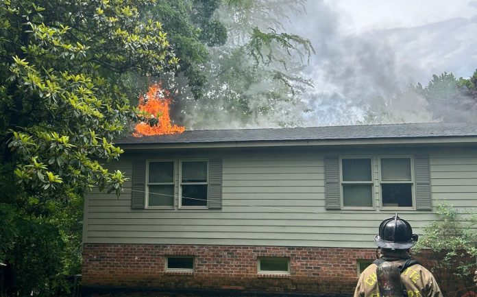 Bomberos de Charlotte atendieron un incendio: No se reportaron heridos