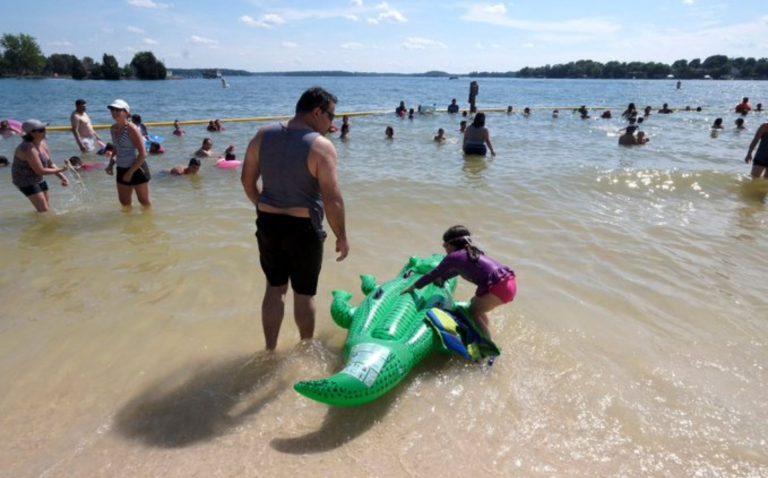 Disfruta en familia de música en Ramsey Creek Beach