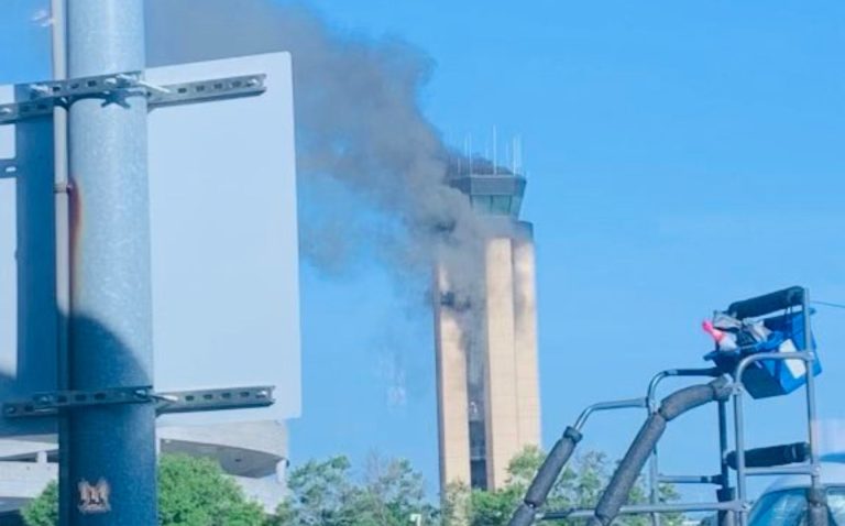 Reportan incendio en antigua torre de control del Aeropuerto de Charlotte