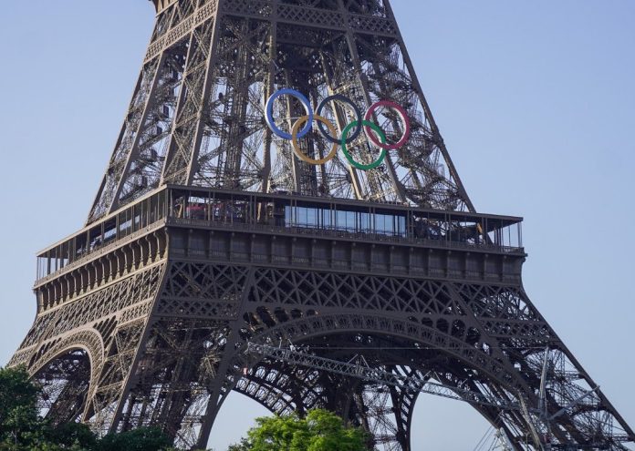 Los aros olímpicos llegaron a la Torre Eiffel