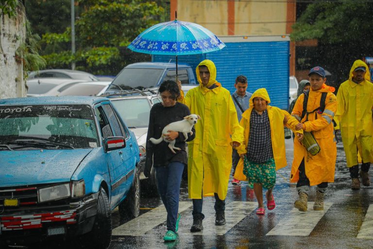 Alerta roja en El Salvador por fuertes lluvias