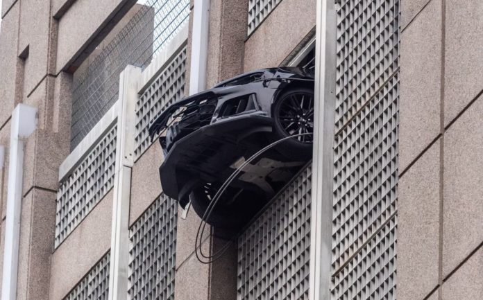 Auto que colgaba de un sexto piso generó alarma en la comunidad