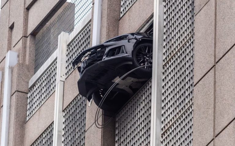 Auto que colgaba de un sexto piso generó alarma en la comunidad