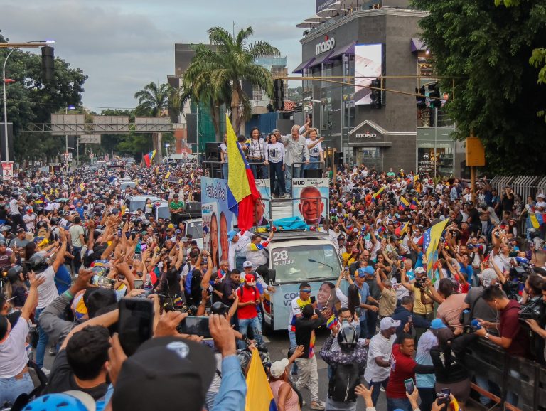 Candidatos presidenciales cierran sus campañas electorales en Venezuela