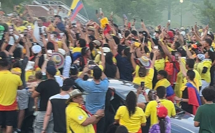 Colombianos en Charlotte realizan banderazo en apoyo a su selección