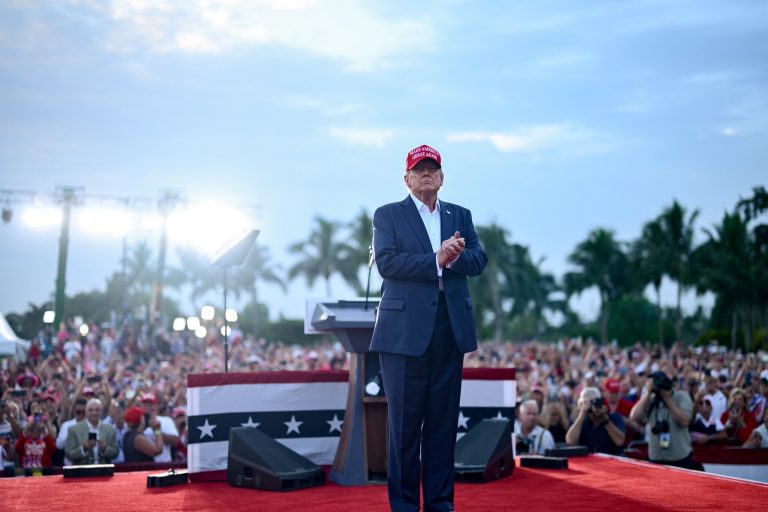 Trump visita la frontera de Arizona con México