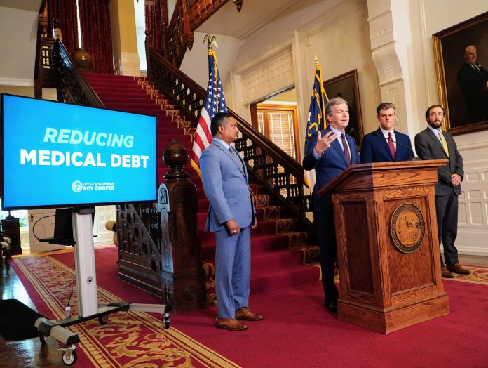 Gobernador Cooper toma medidas para reducir deuda médica de sus habitantes
