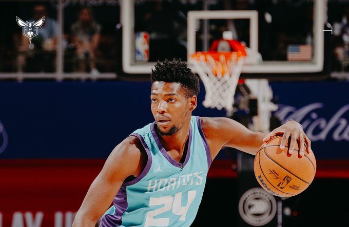 Smith y Miller impulsan a los Hornets a la victoria en Las Vegas