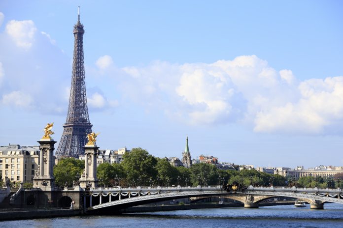 Alcaldesa de Paris nada las aguas del río sena