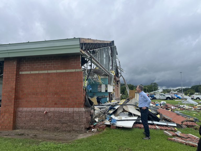 Cooper visitó escuela afectada por tornado en Lucama