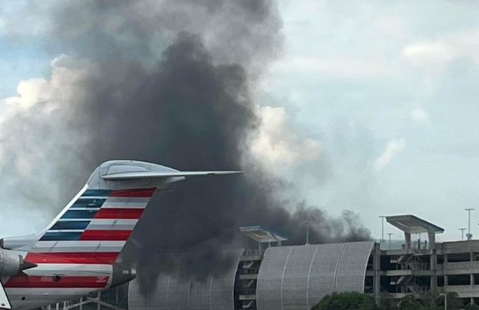 Incendio en estacionamiento del Aeropuerto dejó heridos y cuatro vehículos dañados