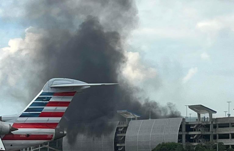 Incendio en estacionamiento del Aeropuerto dejó heridos y cuatro vehículos dañados