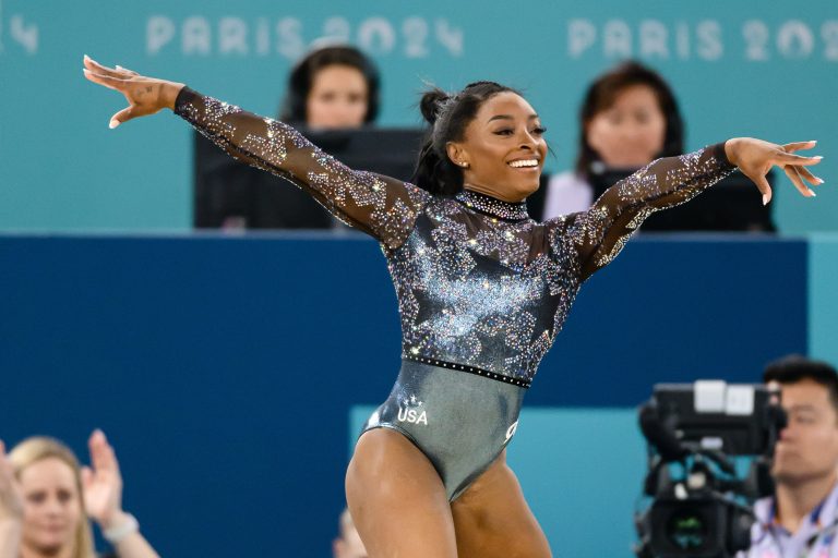 Simone Biles brilla con un hermoso traje con cristales Swarovski