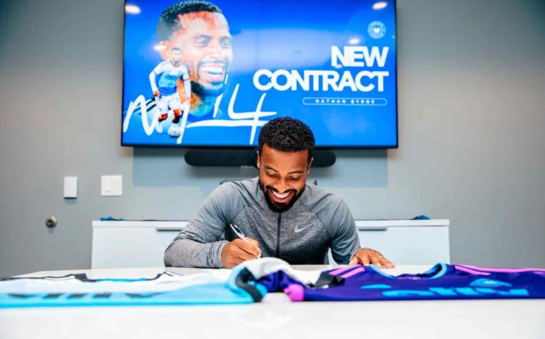 El defensa del Charlotte FC Nathan Byrne firma un nuevo contrato