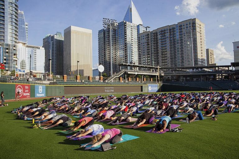 Disfrute de "Bend It": Yoga en el estadio de béisbol