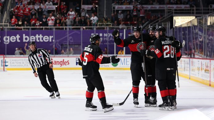 Regreso triunfal del equipo de hockey Charlotte Checkers