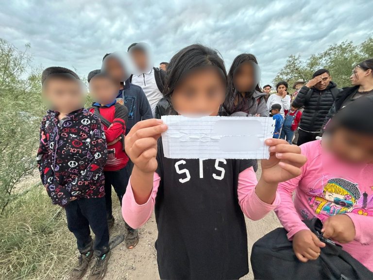 Rescatan a casi 60 niños migrantes no acompañados en Texas