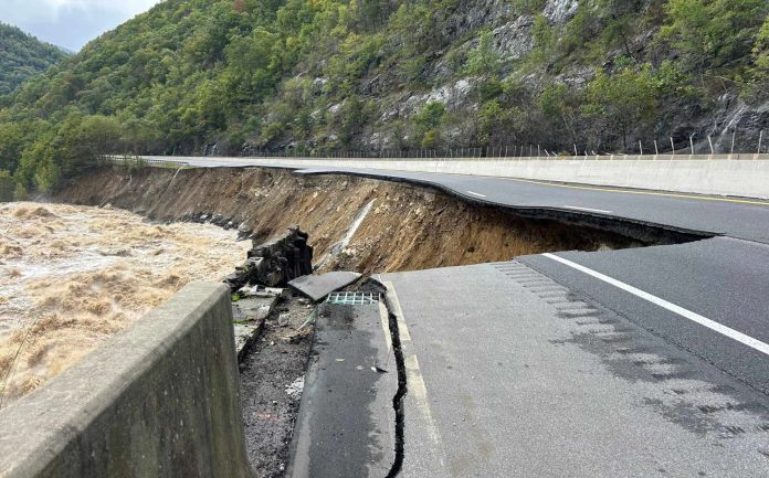 Más de 400 carreteras permanecen cerradas en NC