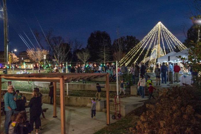 Evento social de invierno y iluminación de esculturas del MoRA