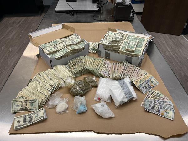 Dinero en efectivo, cocaína y arresto del traficante en gran redada