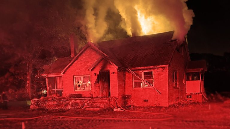 Bombero herido en incendio de gran magnitud