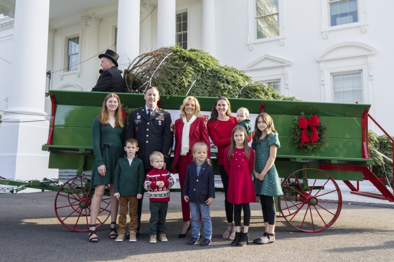 Jill Biden recibió el árbol de Navidad de la Casa Blanca