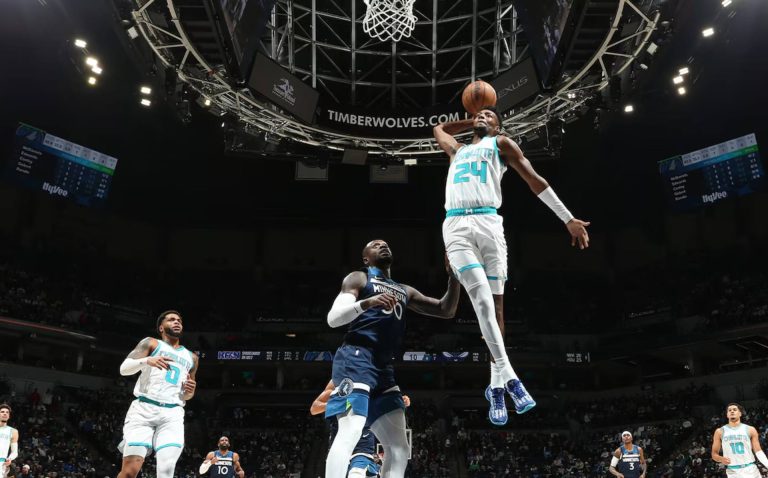 Los Hornets cometen un error ofensivo en Minnesota