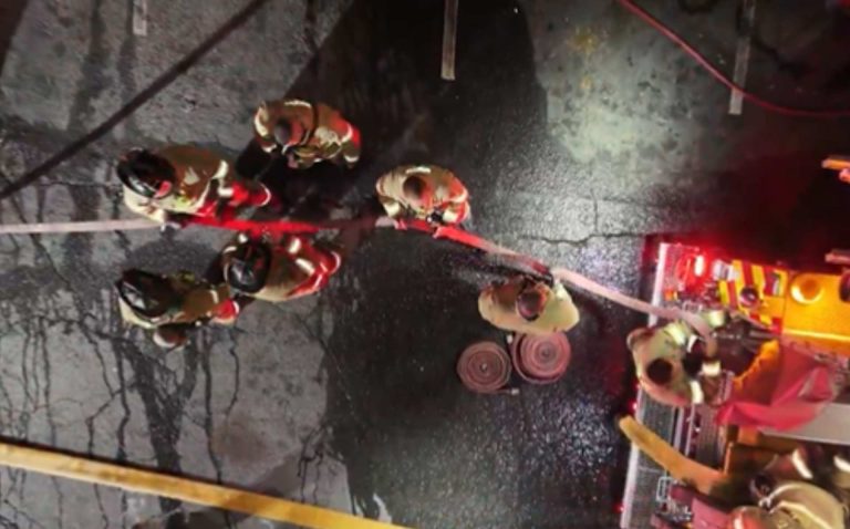 Dos personas gravemente heridas tras incendio en un apartamento