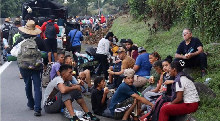 Caravana de migrantes sale con la esperanza de llegar a EE.UU.