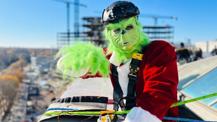 Papá Noel y el Grinch del Charlotte Fire llevan alegría al Hospital Infantil Levine