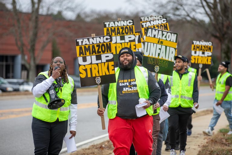 Trabajadores de Amazon iniciaron huelga exigiendo mejoras salariales