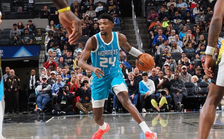 Los Hornets superan momento decisivo y detienen racha de derrotas