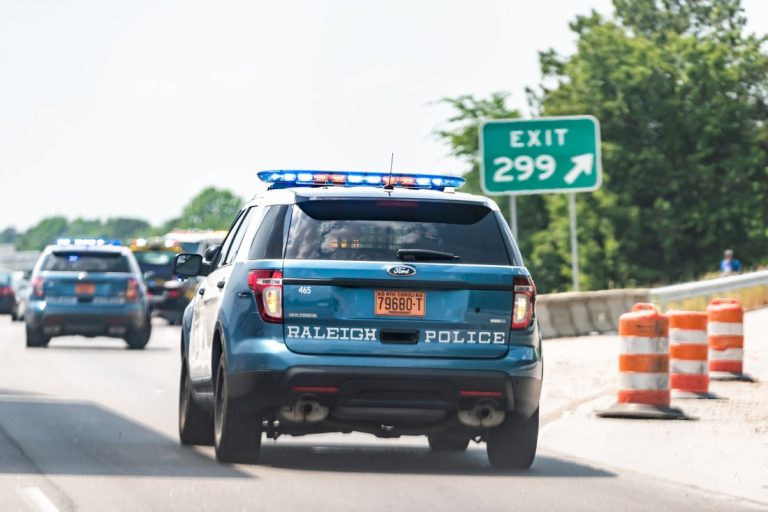 Intensa noche en Raleigh: Tiroteo deja un oficial herido y dos muertos