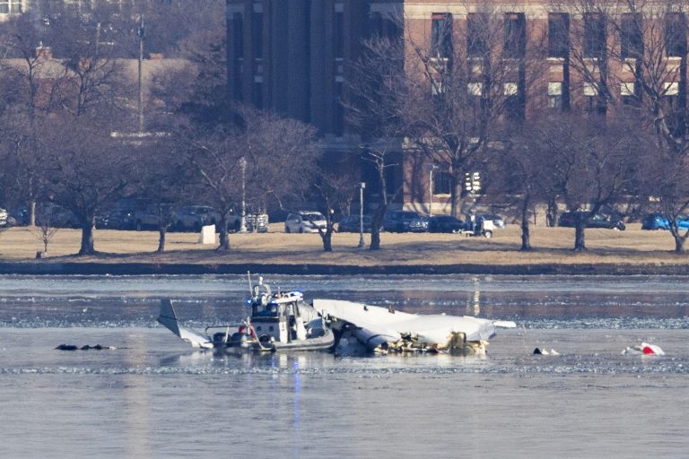 Siguen recuperando los cuerpos del accidente aéreo en Washington