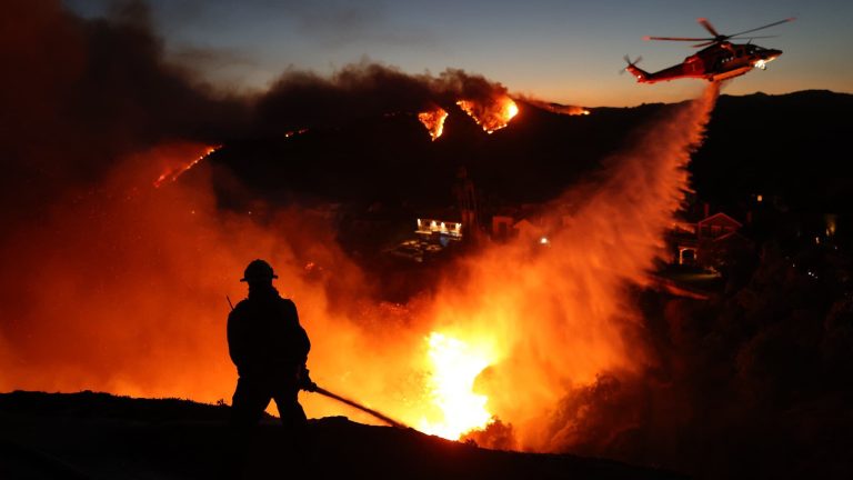 Al menos dos muertos por incendios en Los Ángeles