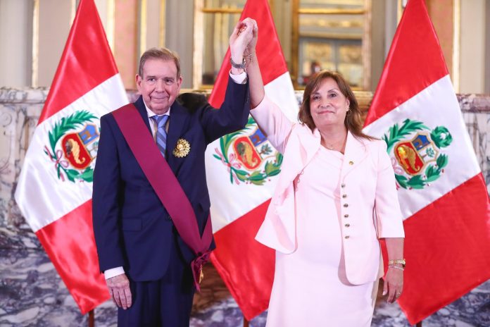 Edmundo González con Dina Boluarte