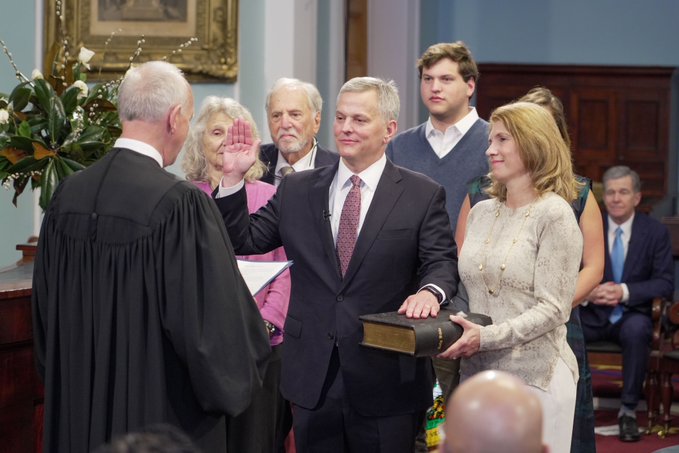 Juramentado Josh Stein como el 76º gobernador de NC