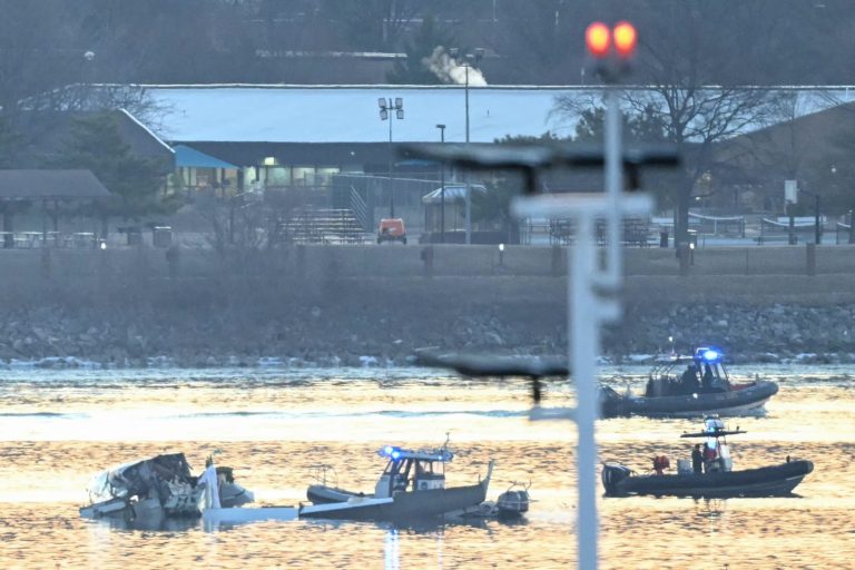 Recuperan casi 30 cuerpos del accidente áereo en Washington