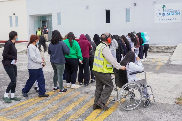 EE.UU. envió cuatro aviones con migrantes deportados a Guatemala