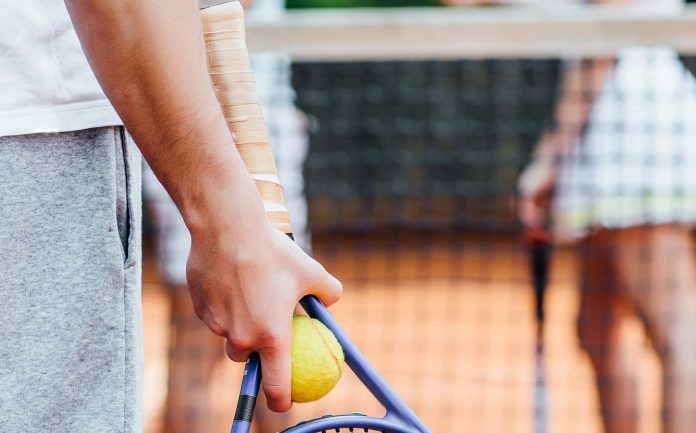 Arrestan a entrenador de tenis por presunta agresión sexual