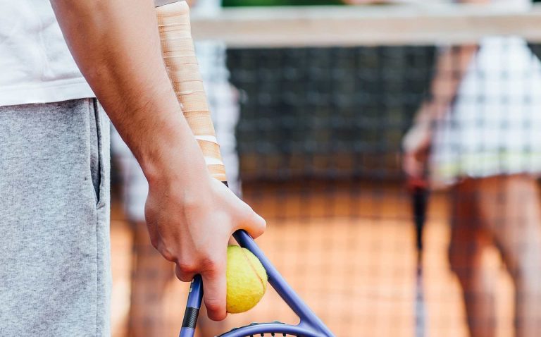 Arrestan a entrenador de tenis por presunta agresión sexual