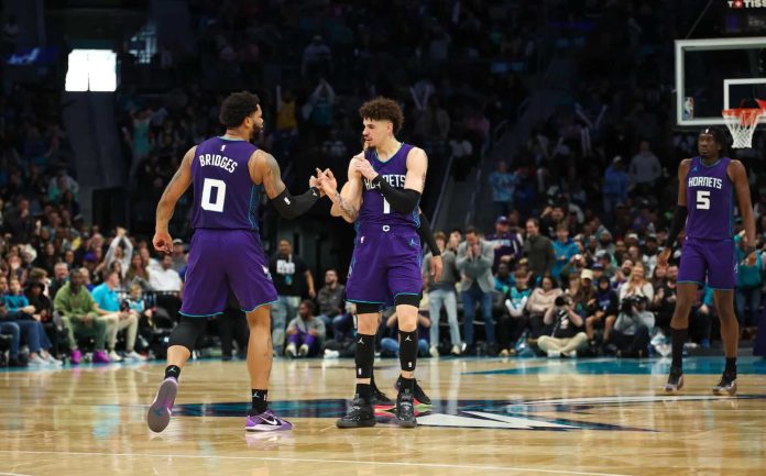 Los Hornets siguen en la senda del triunfo ante Dallas