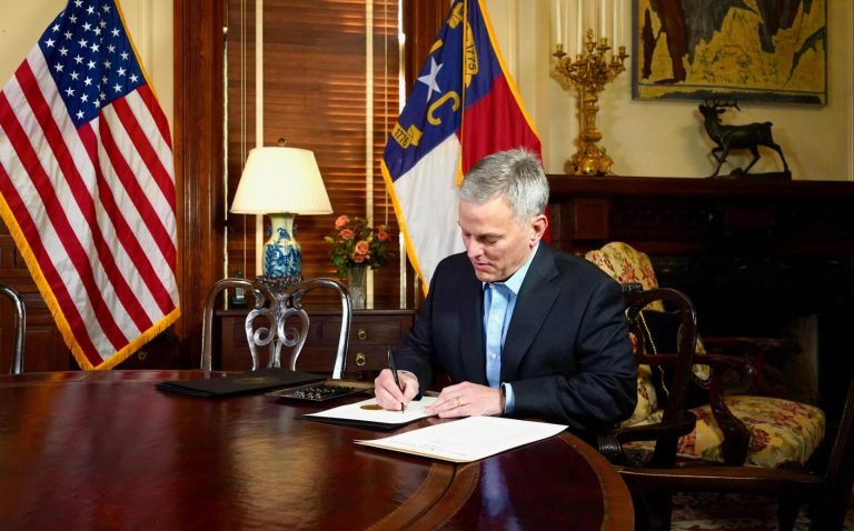 Josh Stein firma cinco órdenes ejecutivas para la recuperación de Helene