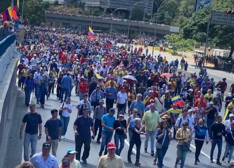 Bajo el lema «Gloria al Bravo Pueblo» venezolanos salieron a las calles